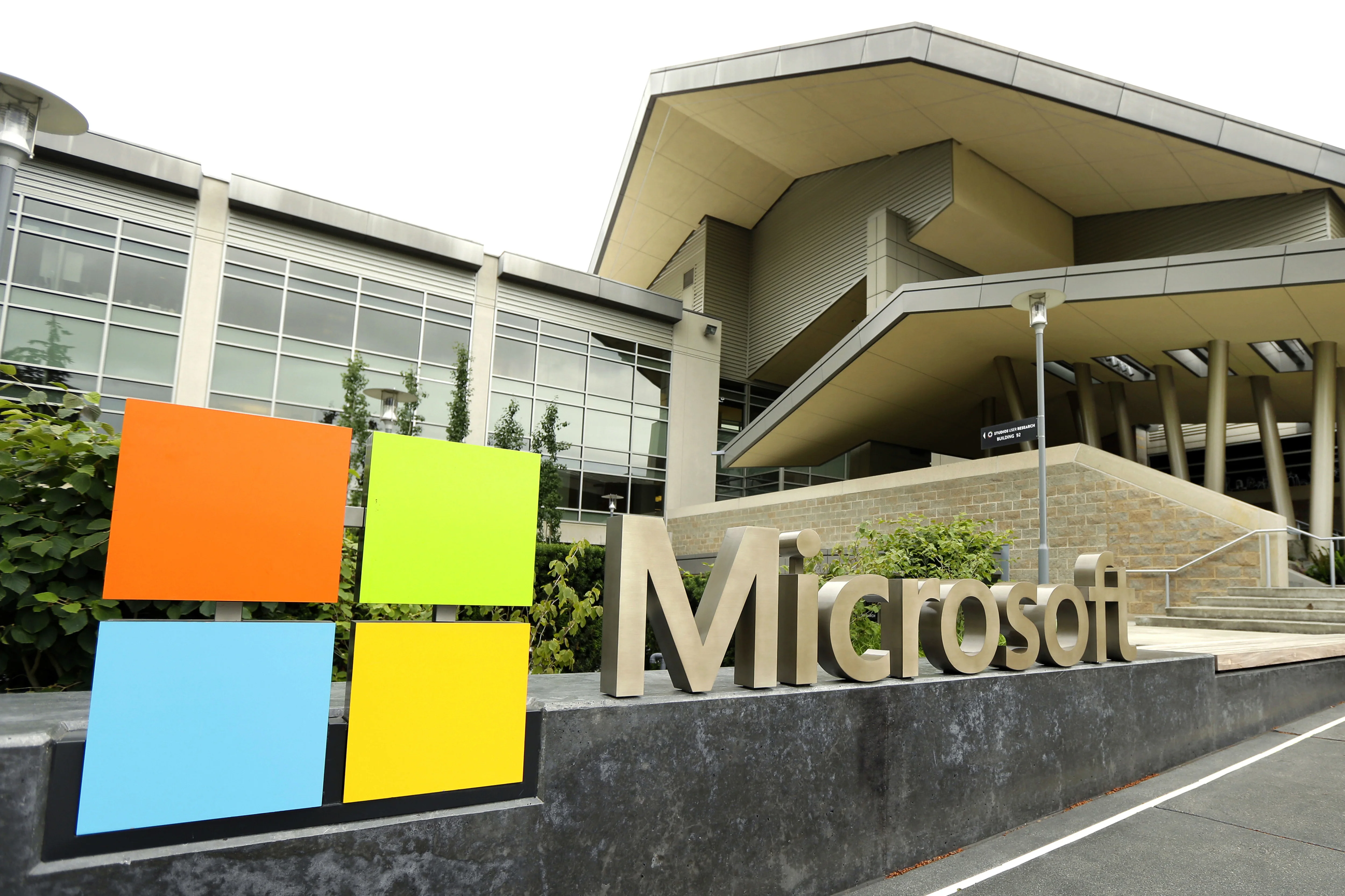 EE.UU. suspende a Microsoft y Adobe del programa de green cards por presunto fraude de visas H-1B