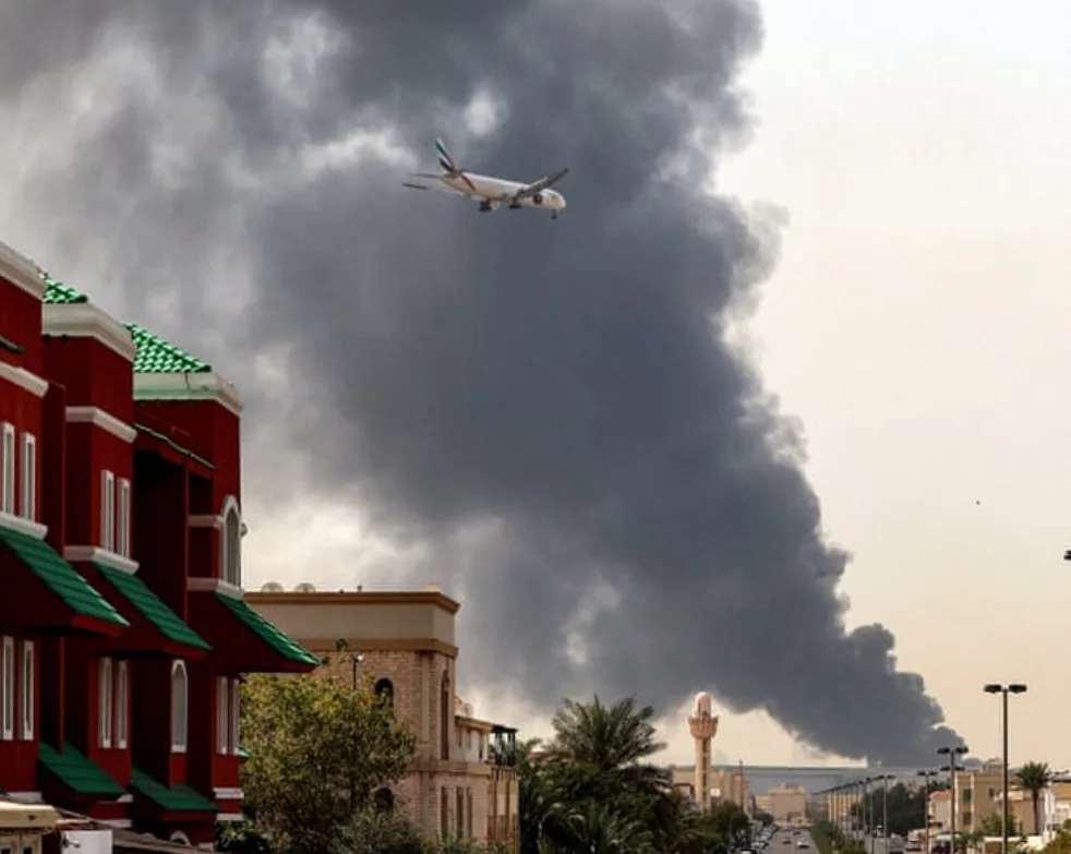 EE.UU. destruye un buque que rompía su bloqueo a Irán e Irán incendia un supertanquero en Ormuz